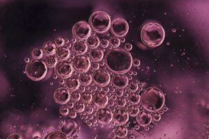 Bolhas transparentes violetas com superfície desfocada